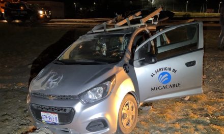 Iban a apoyar a sus compañeros involucrados en un accidente y terminan volcados en Ramos Arizpe