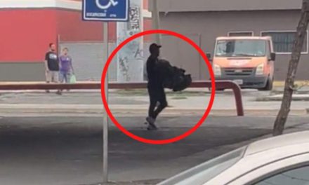 Captan a ladrón de palomas en Nuevo León: les da de comer y las atrapa en bolsas (video)