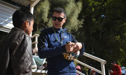 Jared Borgetti regala juguetes y bolos a niños en ejido Santa Fe de Coahuila