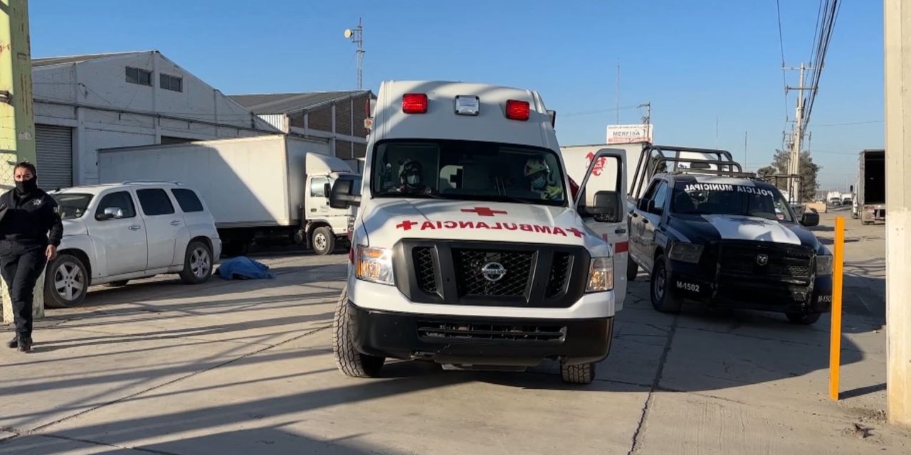 Infarto acaba con vida de hombre exterior de una bodega en Saltillo