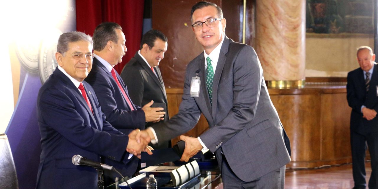 Entregan la Presea al Mérito Universitario en la UAdeC