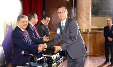 Entregan la Presea al Mérito Universitario en la UAdeC