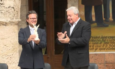 Director de la Orquesta Filarmónica del Desierto de Coahuila recibe presea Manuel Acuña