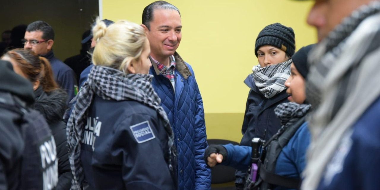 Llevan Nochebuena a médicos y bomberos