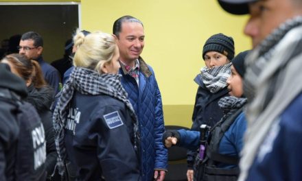 Llevan Nochebuena a médicos y bomberos