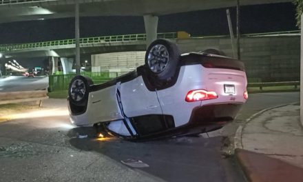 Abandonan camioneta tras volcar en Saltillo