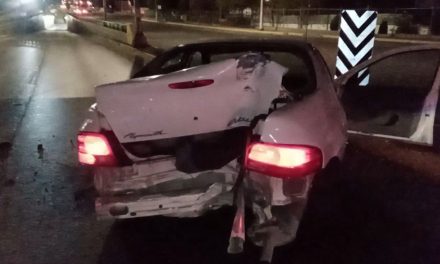 Chocan al sur de Saltillo y dejan carro abandonado