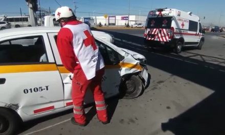 Taxista se pasa el rojo y termina impactado por una camioneta en Saltillo