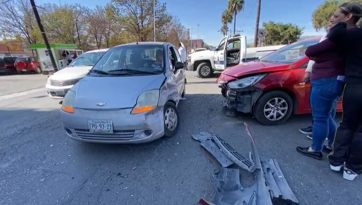 Se pasa luz roja y provoca accidente en la Zona Centro de Saltillo