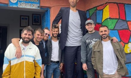 El hombre más alto del mundo festeja sus 40 años con una fotografía épica