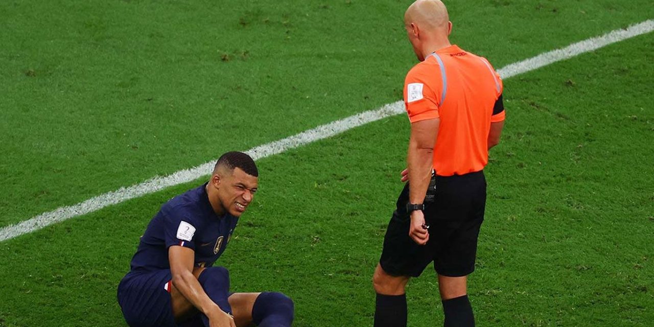 Responde árbitro de la final a los franceses con una foto