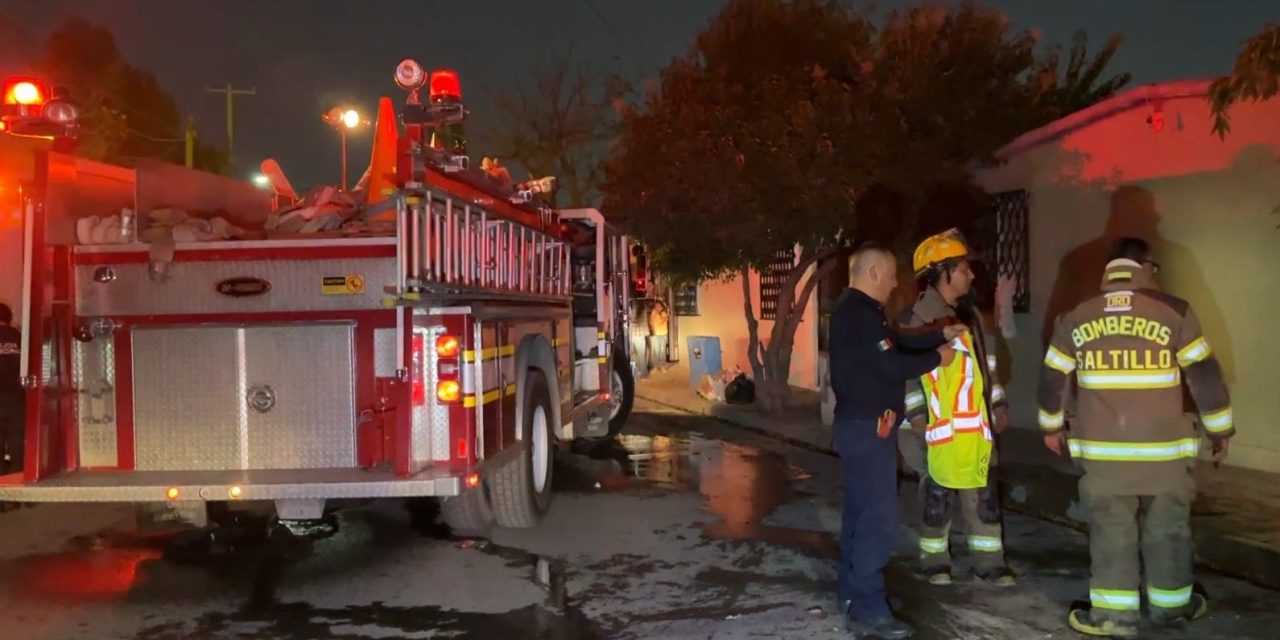 Arde casa en Satélite Norte; vecinos lograron salvar a un hombre