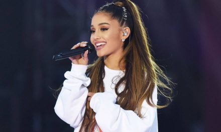 Ariana Grande ‘se convierte en la Señora Claus’ y regala juguetes a niños en hospital de Manchester