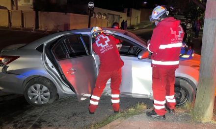 Saltillo: Adultos mayores se quedan atrapados en aparatoso choque
