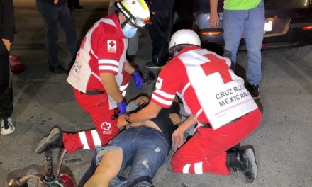 Mujer se le atraviesa a motociclista y lo manda al suelo en Saltillo