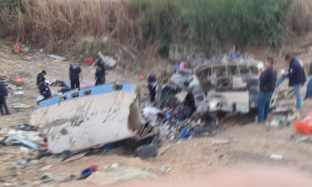 Vuelca un autobús; hay al menos 15 fallecidos en Nayarit