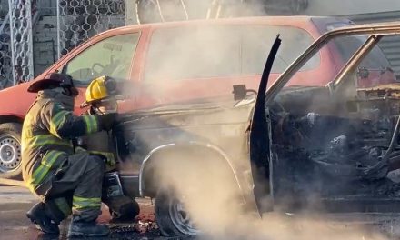 Saltillo: Logran salir a tiempo de vehículo en llamas en la Guayulera