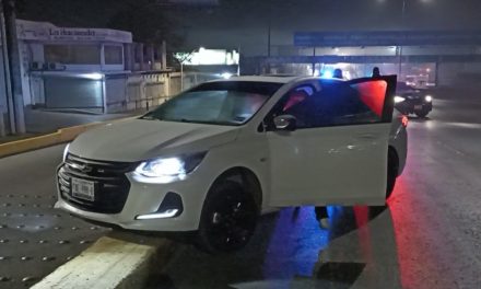 Hombre ‘se estaciona’ en el camellón de Periférico por la neblina