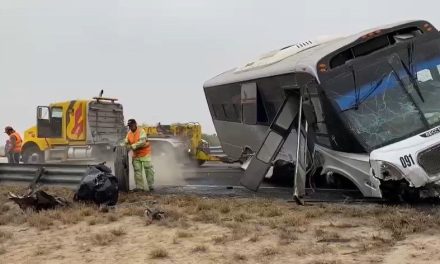 Transporte de personal sufre accidente; pierde su llanta en carretera a Monclova