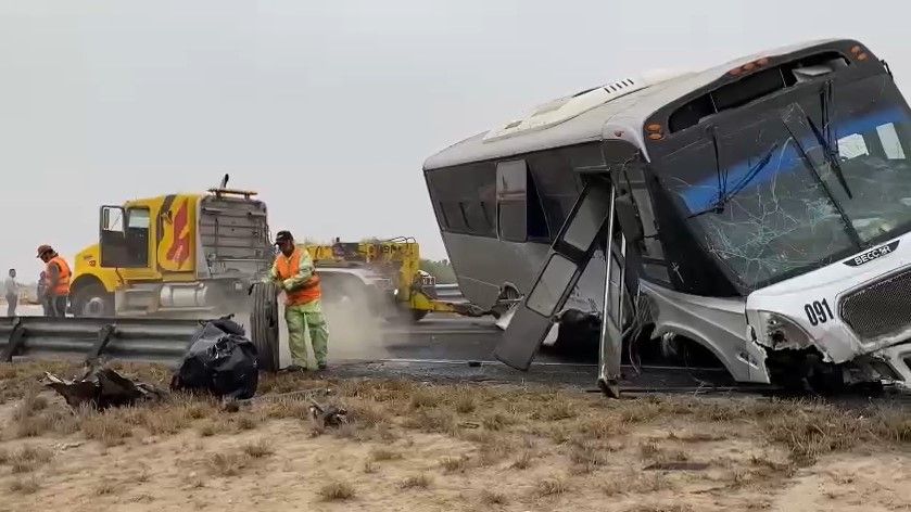Transporte de personal sufre accidente; pierde su llanta en carretera a Monclova