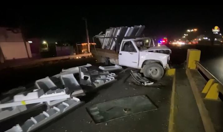 Choca contra barandal de un puente en Saltillo