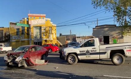 Mujer deja su carro hecho trizas al ignorar una luz roja en Coss y Matamoros