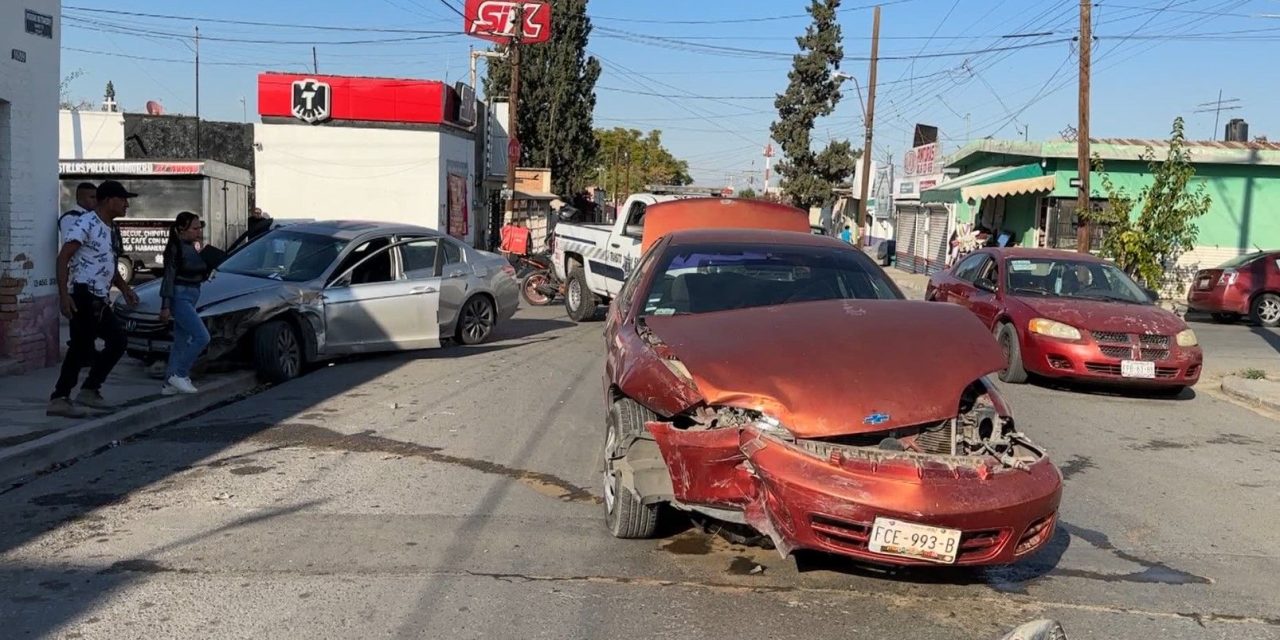 Dos autos dañados en choque; responsable se pasó un alto