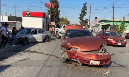 Dos autos dañados en choque; responsable se pasó un alto