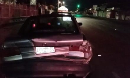 Saltillo: Se queda dormido manejando y se impacta contra auto estacionado