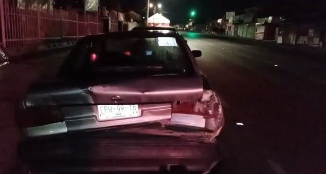 Saltillo: Se queda dormido manejando y se impacta contra auto estacionado