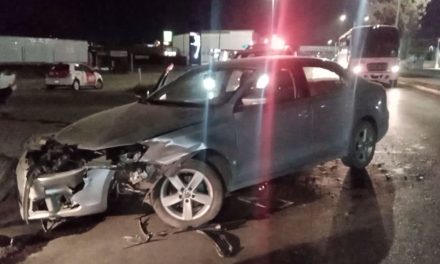 Choca y deja su automóvil abandonado en Saltillo