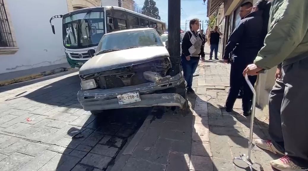 Le fallan los frenos en pleno centro de Saltillo y se impacta contra poste