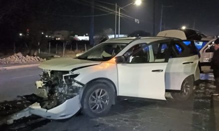 Saltillo: Hombre avanza en contra por el Periférico y ocasiona un choque