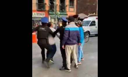 Golpean y reprimen a mujer que protestaba contra venta de espacios ilegales (video)