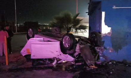 Daña negocio tras sufrir volcadura en Saltillo
