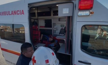 Saltillo: Mujer derrapa su motocicleta y termina en el hospital