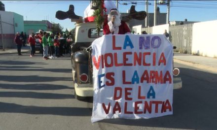Saltillo: Alumnos desfilan con espíritu navideño contra la violencia y el crimen en su colonia