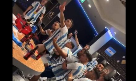 Para Mbappé que está muerto: Así celebró el ‘Dibu’ Martínez en el vestidor de Argentina