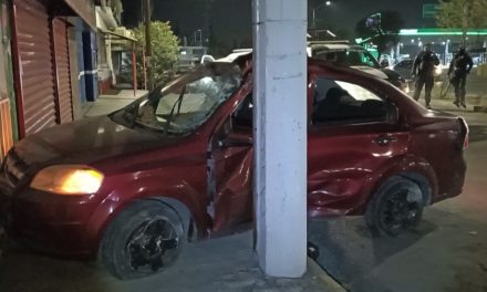 Saltillo: Hombre en estado de ebriedad se queda dormido y choca contra poste