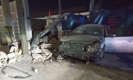 Jóvenes se estrellan contra una barda en Saltillo