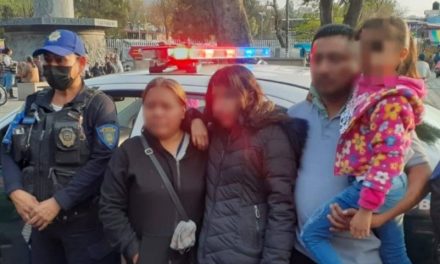 Joven acude al baño  y es rescatada por la policía al ser hostigada por dos hombres