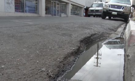 Fuga de aguas negras ahuyenta a compradores en Zona Centro de Saltillo