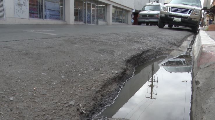 Fuga de aguas negras ahuyenta a compradores en Zona Centro de Saltillo