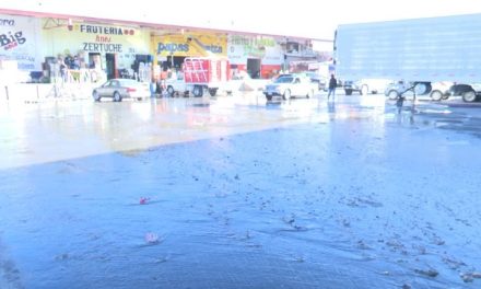 Fuga de aguas negras lleva una semana en Mercado de Abastos de Saltillo
