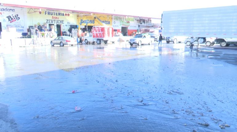 Fuga de aguas negras lleva una semana en Mercado de Abastos de Saltillo