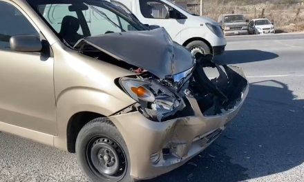 Camión les quita el derecho de paso y arrolla a un auto sobre la carretera a Monclova