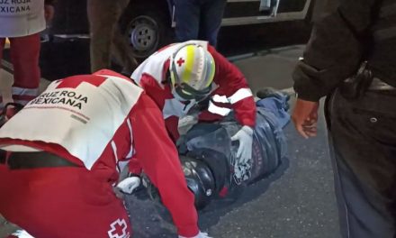 Saltillo: Termina malherido tras chocar; casco le salvó la vida a motociclista