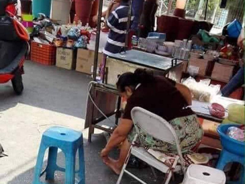 ¿Quesadillas de hongo? Captan a mujer limpiando sus pies mientras vendía