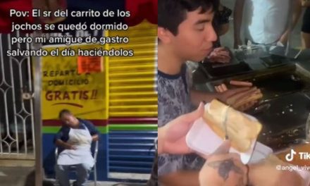 Vendedor se queda dormido y jóvenes veracruzanos le ayudan a vender sus hot dogs