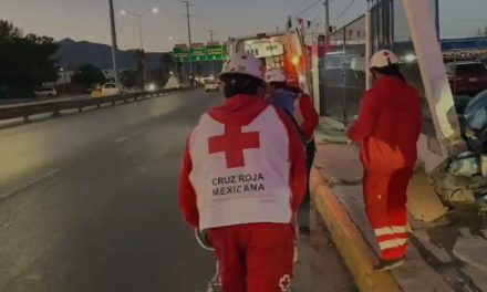 Hombre destruye su vehículo al chocar contra una barda en Saltillo